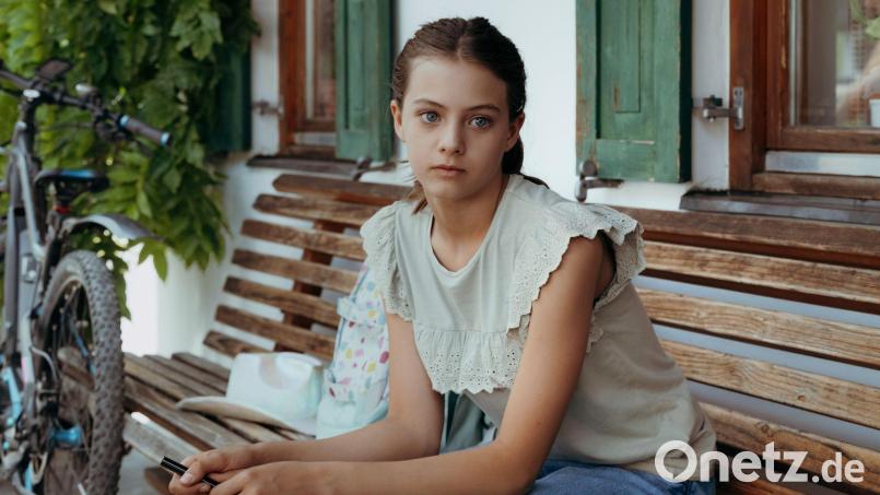 Sophia Gruber (Ylvi Unertl) macht sich Sorgen um den Gesundheitszustand ihrer neuen Freundin Mia. „Der Bergdoktor“ geht in die 19. Staffel. Bild: Sabine Finger Fotografie/zdf/dpa