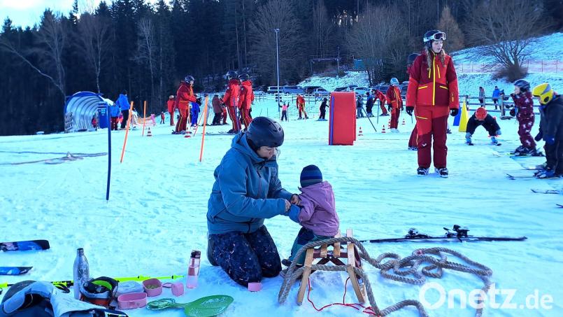 Reger Betrieb im Schnee herrscht schon im Familienland Mehlmeisel. Bild: gis