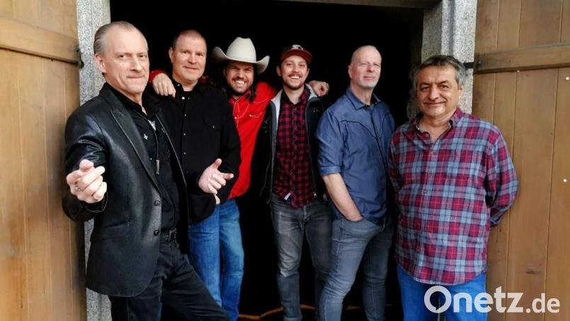 Die Band Countryholics spielt im VAZ-Pfarrheim in Burglengenfeld. Bild: Heike Bogenberger/exb