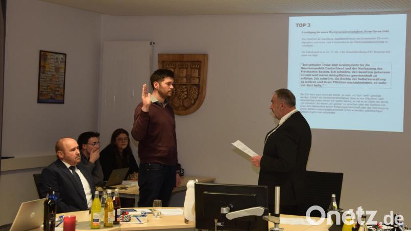 Florian Stahl (stehend links) rückt für Dr. Nikolaus Globisch in den Marktrat nach. Er wurde er in der Sitzung von Bürgermeister Josef Beimler feierlich vereidigt. Bild: fla