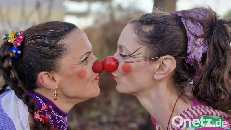 Julia Jakuttis alias Rosa Würschtl und Judith Gleixner als Coco Schlupfhupf von den Gute-Laune-Clowns haben es sich zur Aufgabe gemacht, anderen eine Freude zu bereiten. Bild: Rebecca Fogle