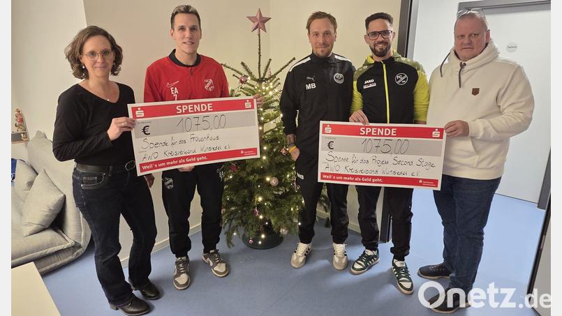 André Eckert (Zweiter von links, TSV Thiersheim), Anthony Hofweller (Zweiter von rechts, FC Tirschenreuth) und Martin Brunner (Mitte, VfB Arzberg) übergaben die Spendenschecks, unter anderem an zwei Einrichtungen des Frauenhauses Wunsiedel. Bild: André Eckert/exb