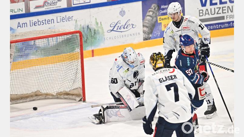 Goalie Felix Noack (links) sackt verzweifelt zusammen: Die Blue Devils Weiden verloren zum Abschluss des Jahres in Freiburg. Bild: Achim Keller