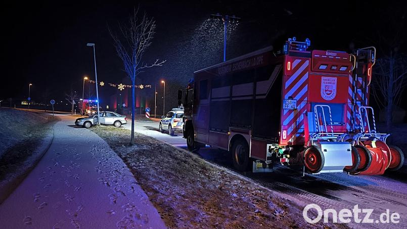Im Schneetreiben kam in Eschenbach ein Autofahrer ins Rutschen. Bild: Jürgen Masching