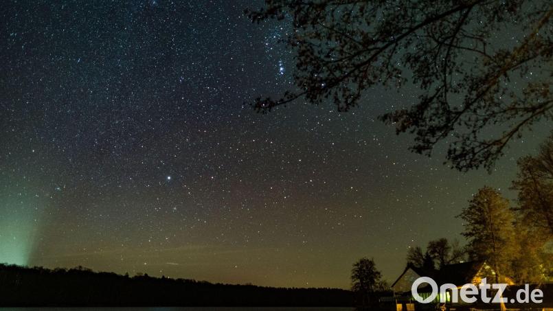 In der Silvesternacht lohnt nicht nur der Blick auf Raketengefunkel. (Archivbild) Bild: Patrick Pleul/dpa-Zentralbild/dpa
