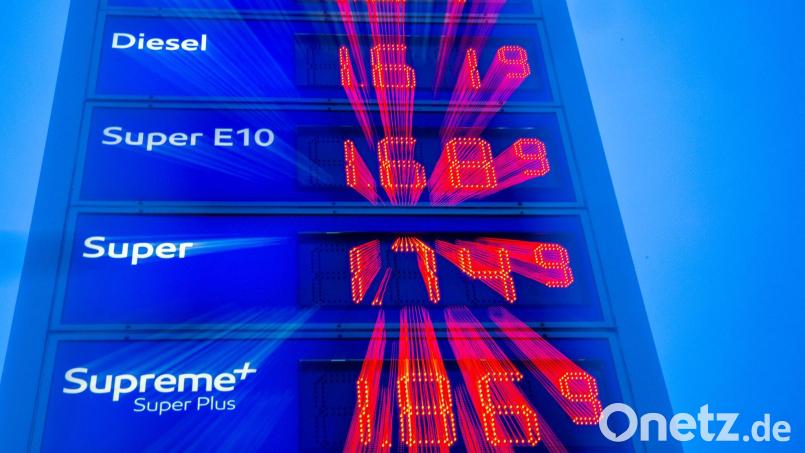 Tanken dürfte teurer werden mit dem steigenden CO2-Preis. Bild: Jens Büttner/dpa