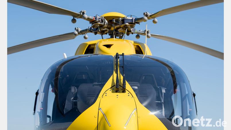 Ein Rettungshubschrauber flog den Mann mit schweren Verletzungen ins Krankenhaus. (Symbolbild) Bild: Fabian Sommer/dpa