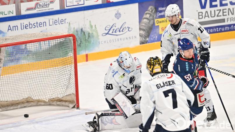 Goalie Felix Noack (links) sackt verzweifelt zusammen: Die Blue Devils Weiden verloren zum Abschluss des Jahres in Freiburg. Bild: Achim Keller