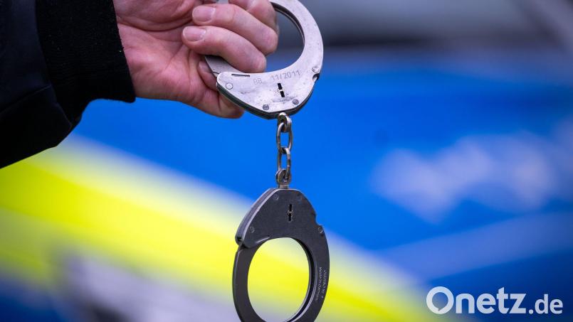 Zwei Männer verbrachten die Neujahrsnacht in Amberg im Polizeigewahrsam. Einer von ihnen leistete bei der Entlassung Widerstand. Symbolbild: Soeren Stache/dpa