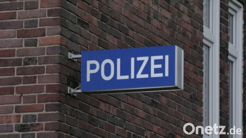 Ein Beziehungsstreit in Mitterteich eskaliert und endet für einen 45-Jährigen im Haftraum der Polizei Waldsassen. Symbolbild: Markus Gayk/dpa