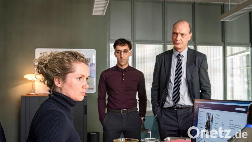 Kommissarin Leonie Winkler (Cornelia Gröschel) ermittelt im Dresdner „Tatort“ weiterhin ohne Partnerin mit Unterstützung ihres Chefs Peter Michael Schnabel (Martin Brambach) und Kriminaltechniker Philipp Laupheimer (Yassin Trabelsi). Bild: Steffen Junghans/MDR/MadeFor/dpa