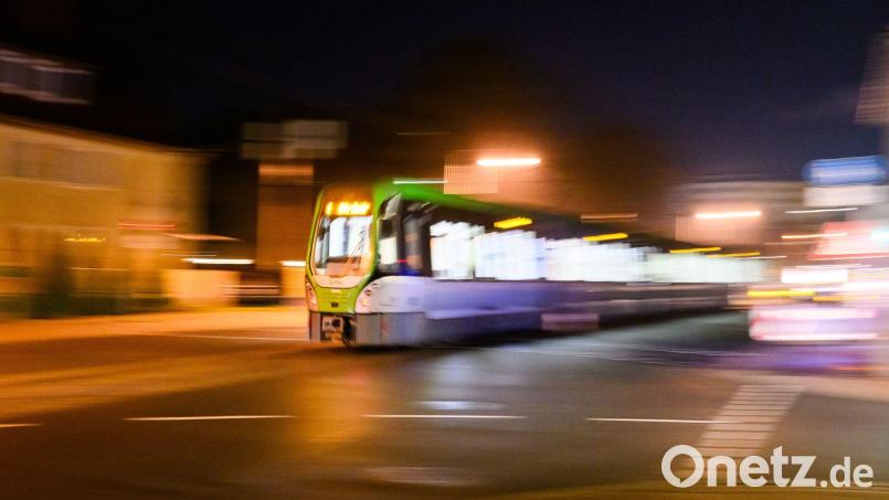 Der Preis fürs Deutschlandticket steigt. (Archivbild) Bild: Julian Stratenschulte/dpa