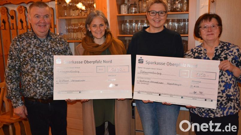 Im Bild (von links) Zoiglwirt Wilhelm Oppl, Beatrix Kempf, Beatrix Scharnagl und Elisabeth Oppl bei der Geldübergabe mit überdimensionalen Schecks. Bild: Josef Rosner