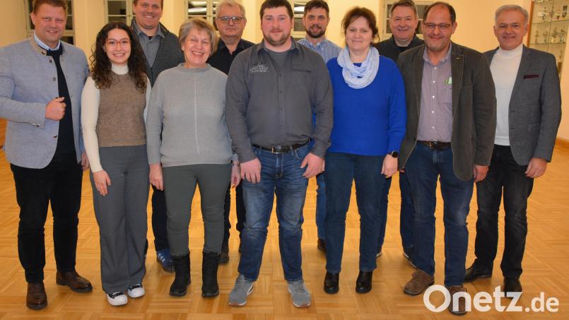 Mit Josef Weiß (Bildmitte) als Bürgermeisterkandidat will die CSU Leonberg in die Kommunalwahl am 8. März gehen. Damit kommt es zu einem Duell mit dem amtierenden Bürgermeister Johann Burger und seinem Herausforderer. Insgesamt bewerben sich neun Herren und drei Damen um ein Mandat im Gemeinderat. Dazu gratulierten Landrat Roland Grillmeier (rechts) und Mitterteichs Bürgermeister Stefan Grillmeier (links). Bild: jr