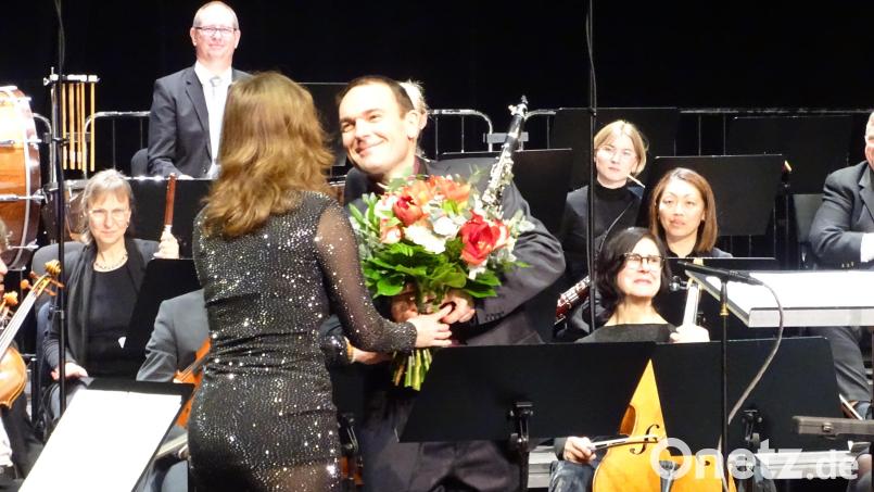 Blumen für einen Meister seines Faches: Stefan Neger spielte beim Silvesterkonzert ein halbstündiges Werk von Franz Krommer auf seiner Klarinette. Langer Beifall dankte ihm für die Darbietung. Bild: Houschka