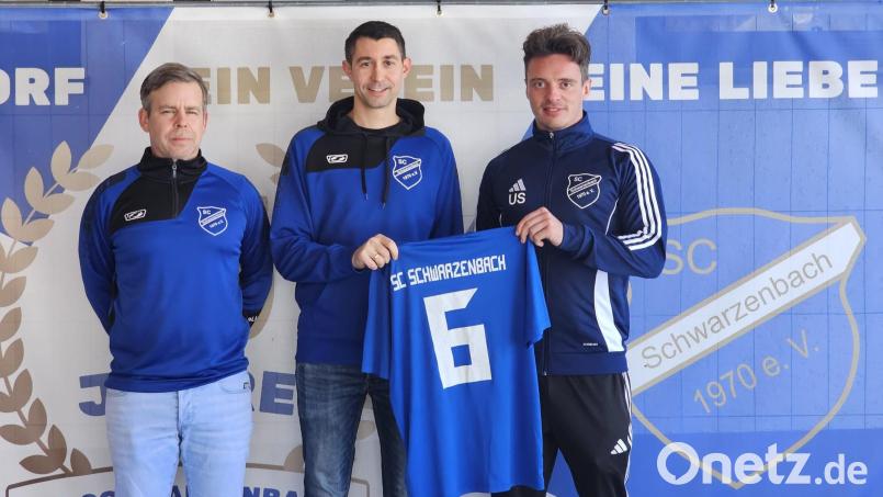 Schwarzenbachs Sportlicher Leiter Uwe Salfer (links) mit Kapitän Lukas Siegler Mitte) und dem neuen Spielertrainer Sebastian Urban. Bild: SC Schwarzenbach