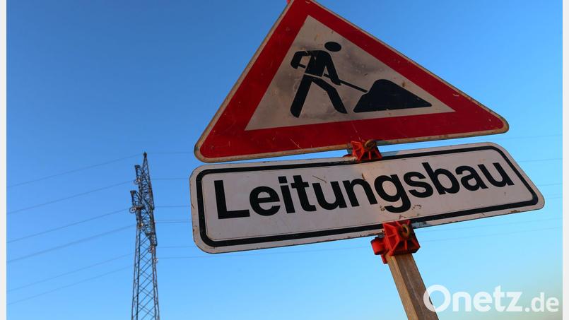 „Leitungsbau“: Dieses Verkehrsschild wird in Bayern in den nächsten Jahren womöglich häufiger zu sehen sein. (Symbolbild) Bild: Karl-Josef Hildenbrand/dpa