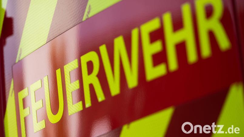 Feuerwehrleute versuchten die brennende Scheune in der Silvesternacht zu löschen. (Symbolbild) Bild: Marijan Murat/dpa