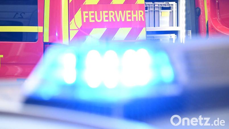 Feuerwehrleute decken das Dach des Fitnessstudios ab, um an die Flammen im Inneren zu gelangen. (Symbolbild) Bild: Bernd Weißbrod/dpa