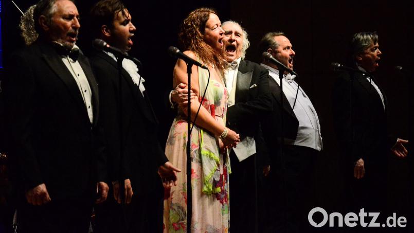 Die fünf Tenöre und eine Sopranistin. V.l. Luigi Frattola, Alejo Ruiz, Andrea Hörkens, Vincenzo Sanso, Emil Pavlov und Orfeo Zanetti. Bild: Kunz