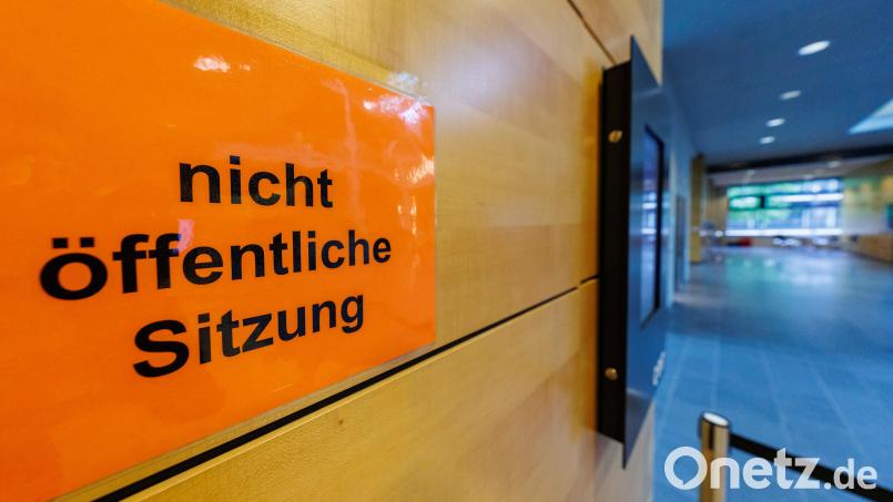 "Nicht öffentliche Sitzung" steht auf einem Schild. Stadt- und Gemeinderäte müssen gewisse Themen unter Ausschluss der Öffentlichkeit beraten. Symbolbild: Daniel Karmann/dpa