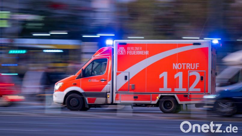 Ein Jugendlicher erlitt beim Zünden einer Rakete mittelschwere Handverletzungen. (Symbolbild) Bild: Monika Skolimowska/dpa