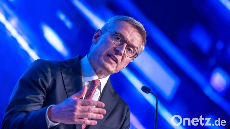 Wildberger ist nach eigener Aussage pro Tag gut vier Stunden am Handy. (Archivbild) Bild: Michael Kappeler/dpa