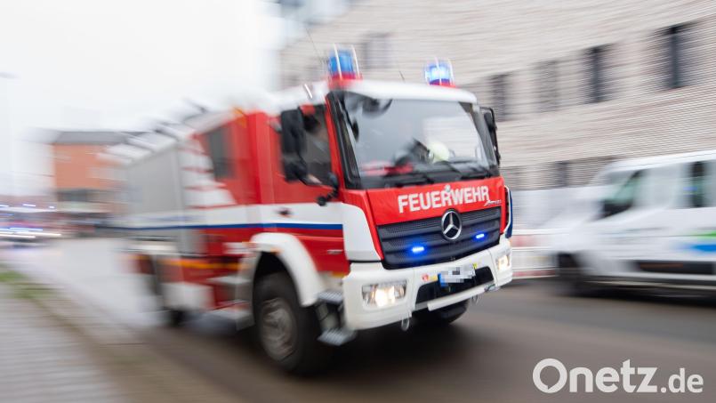 Die Feuerwehren im Landkreis Schwandorf verzeichneten einen vergleichsweise ruhigen Jahreswechsel mit 14 Einsätzen. Symbolbild: Julian Stratenschulte/dpa