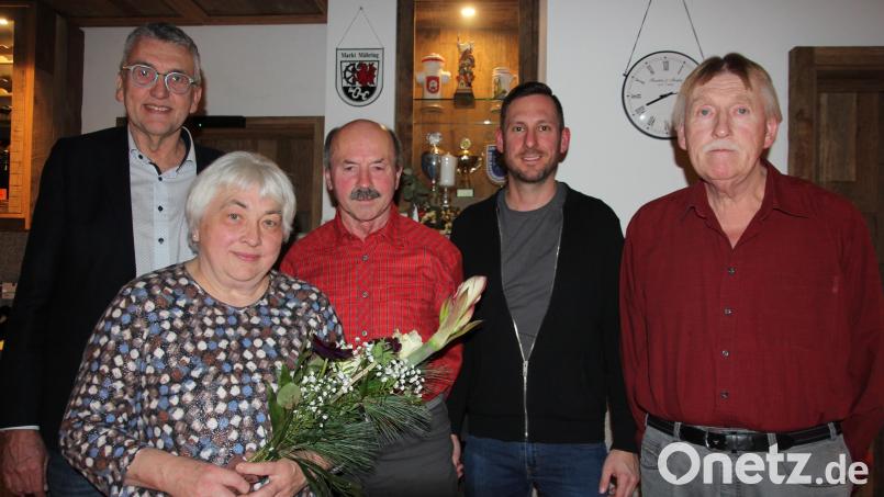 Im Rahmen der Jahresabschlusssitzung wurden verdiente Mitarbeiter/innen der Marktgemeinde Mähring verabschiedet. Unser Bild zeigt von links Bürgermeister Franz Schöner, Christine und Willibald Gradl, Michael Beier und Hans Lippert. Bild: kro