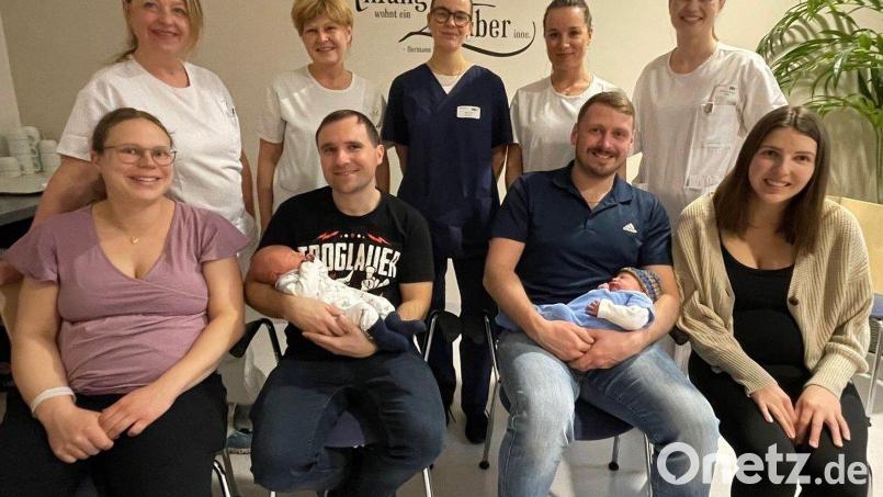 Sarah und Benjamin Prell mit Florian sowie Felix und Selina Brüderer mit Theo (sitzend, von links) gehören zu den Paaren mit den ersten und letzten Babys des Jahreswechsels 2025/26. Mit ihnen freuen sich (stehend, von links) die Krankenschwestern Martina Süß und Jeanette Meixner, Hebamme Maria Voit, Oberärztin Dr. Jana Gruber und Oberärztin Katharina Schultes. Bild: Friedrich Peterhans, Kliniken Nordoberpfalz