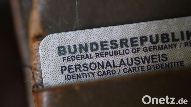 Ein Dokument führt die Ermittler zu einem jungen Mann. (Symbolbild) Bild: Marijan Murat/dpa