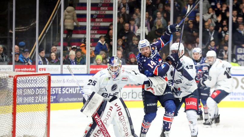 Torhüter Simon Wolf (links) hielt überragend, dennoch unterlagen die Blue Devils am Freitagabend in Ravensburg mit 2:3 nach Verlängerung. Bild: Kim Enderle