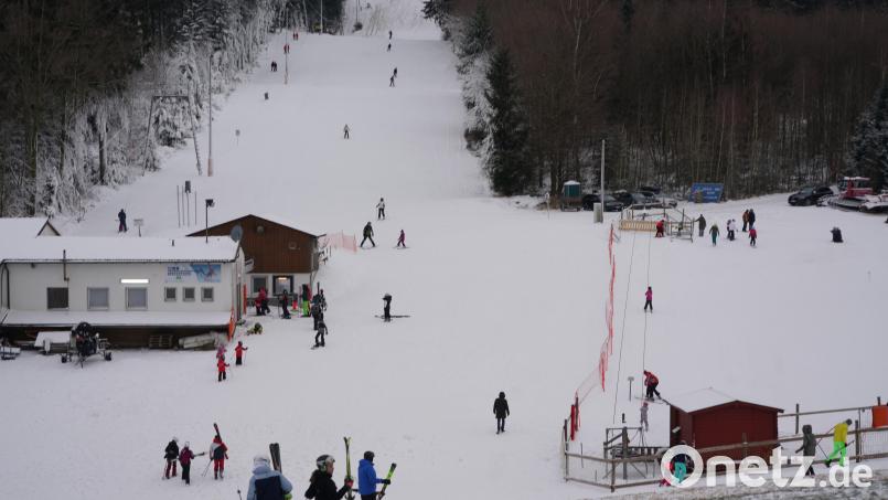 Zur Eröffnung am Neujahrstag kamen nachmittags bereits die ersten Brettlfans auf der Fahrenberg-Skipiste zusammen. Bild: fvo