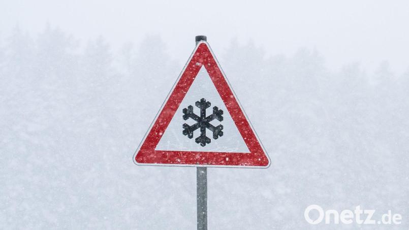 Winterwetter mit Schnee und Glätte hat auch den Landkreis Tirschenreuth weiterhin fest im Griff. Bild: Silas Stein/dpa