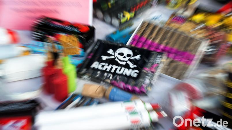 Die Grenzpolizei Waidhaus fand eine Feuerwerksbatterie ohne CE-Zertifizierung. Symbolbild: Arno Burgi /dpa