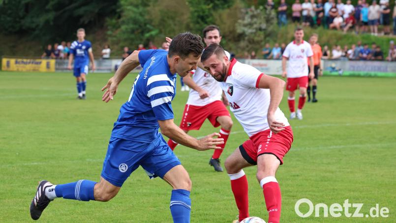 Mit einem klaren 3:0-Erfolg von Kreisliga-Spitzenreiter SV 08 Auerbach endete in der Hinrunde der Vergleich mit Verfolger SpVgg Trabitz. In der Rückrunde treffen beide Spitzenteams am 12. April 2026 aufeinander. In dieser Szene kämpfen Jonas Freiberger (links, Auerbach) und der Trabitzer Vaclav Neudert um den Ball. Archivbild: Dieter Jäschke
