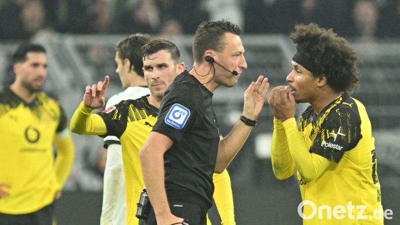 Fiel gegen Gladbach nur mit einem Ausraster und durch Diskutieren statt mit Leistung auf: Karim Adeyemi (r.) Bild: Bernd Thissen/dpa