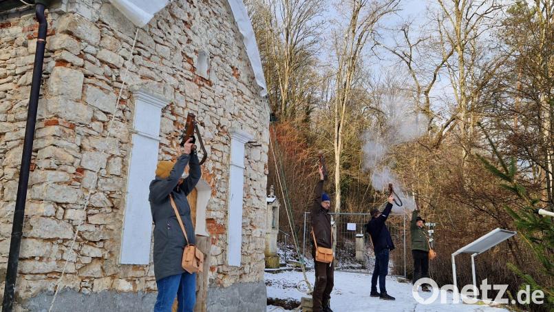 Hildegard Hofrichter (v.l.), Hans Hofrichter, Gerhard Schnabel und Hubert Haas von den Riedener Böllerschützen des Heimatvereins begrüßen das neue Jahr traditionell am Neujahrsvormittag an der Schloßbergkapelle. Bild: mrr