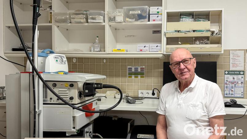 Dr. Eberhard Meier in seiner gastroenterologischen Praxis am Amberger Paradeplatz. Seit 1. Januar ist er hier nur noch Angestellter. Bild: Petra Hartl