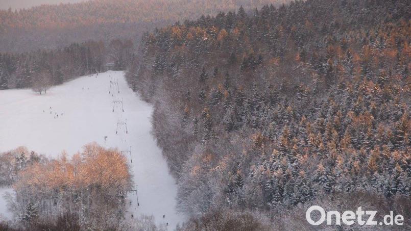 Der Skilift am Nordhang des Johannisberges. Wenn er läuft, dann auch abends. Immer dienstags und donnerstags fanden Flutlichtfahrten statt. Archivbild: gri