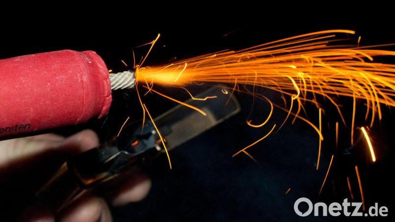 In Amberg wurde ein geparktes Auto durch gezündete Pyrotechnik beschädigt. Symbolbild: Patrick Pleul/dpa-Zentralbild/dpa