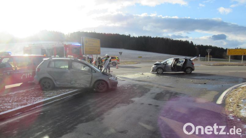 Bei einem Unfall auf der B 22 bei Zeinried gab es mehrere Verletzte. Bild: Polizeiinspektion Oberviechtach