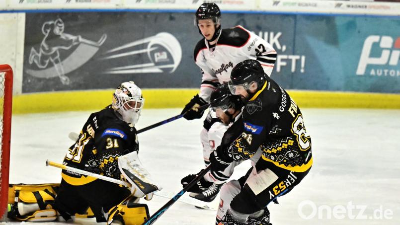 Benjamin Frank (rechts/Szene aus einem früheren Spiel) erzielte im Hinspiel gegen den ESV Buchloe den Siegtreffer für Amberg. Am Sonntag geht es zum Rückspiel ins Allgäu. Bild: Hubert Ziegler