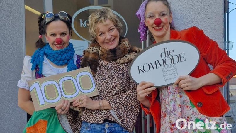 "Die Kommode" mit Gerda Krusche (Mitte) überreicht jeden Monat eine 1000-Euro-Spende. Hier freuen sich Julia Jakuttis (links) und Judith Gleixner von den Gute-Laune-Clowns. Bild: Rebecca Fogle