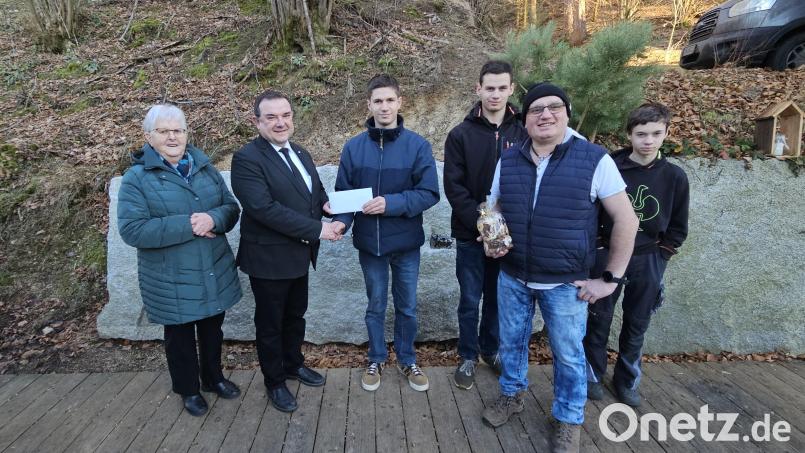 Die Schreinerei Gmeiner aus Liebenstein übergab eine Spende für die Missionsarbeit: Rita Haberkorn (Schwester von Anna Rita Schedl), Pfarrer Konrad Amschl, Peter, Alexander, Manfred und Martin Gmeiner (von links). Bild: Schreinerei Gmeiner