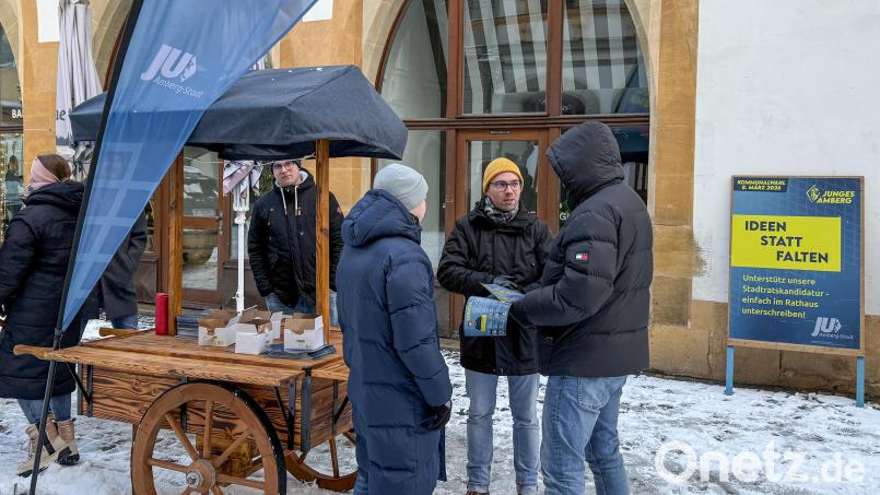Die JU Amberg mit ihrem Stand in der Rathausstraße. Bild: Petra Hartl
