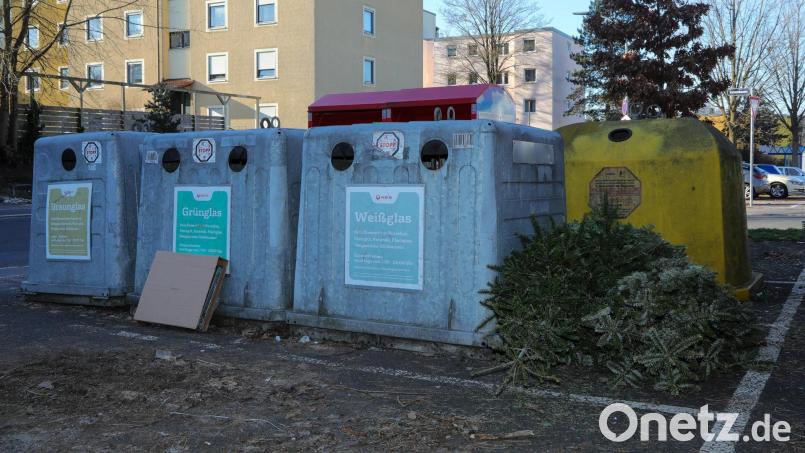 So sah es bis vor zwei Jahren in Amberg nach Weihnachten an vielen Orten aus. Mittlerweile hat sich das geändert, weil die Grüncontainer in der kalten Jahreszeit stehenbleiben. Archivbild: Wolfgang Steinbacher
