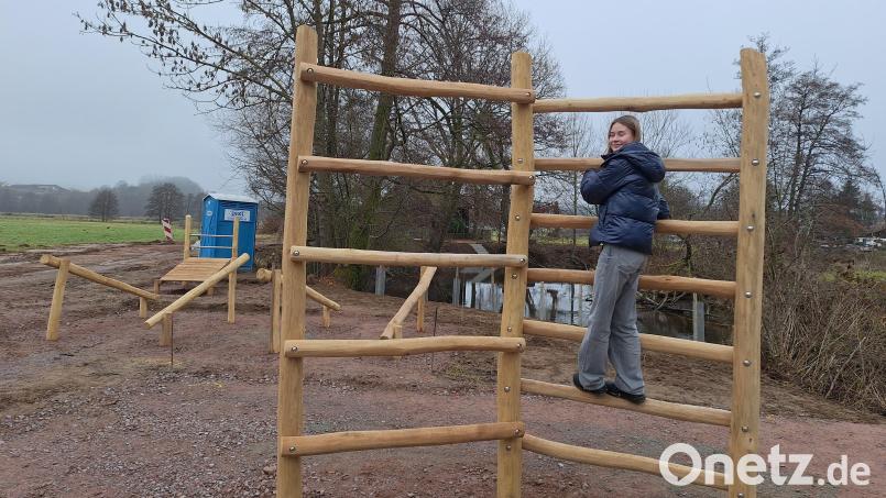 Beamtenanwärterin Lena Ziereis testet vorab die Sprossenwand auf der neuen Aktionsfläche für Motorik und Workout in Pfreimd und am gleichnamigen Fluss. Im Frühjahr soll das neu gestaltete Areal im Anschluss an den hölzernen Steg freigegebenen werden. Bild: bl