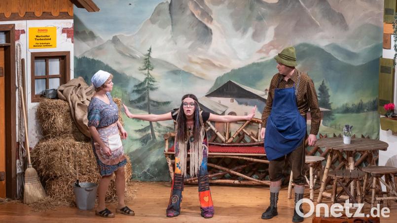 Kalina Luna führt Sepp und Resi in ihre esoterischen Übungen ein. Bild: Stefan Sperl