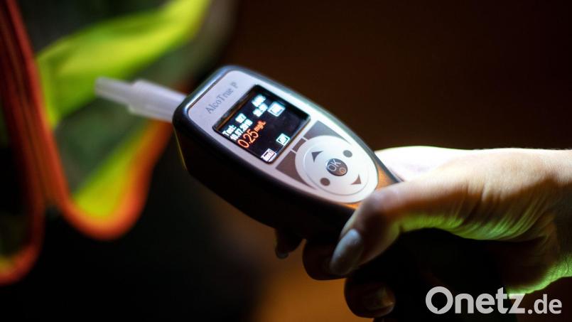Ein 41-jähriger Autofahrer in Nittenau wird von der Polizei wegen seiner starken Alkoholisierung an der Weiterfahrt gehindert. Symbolbild: Sina Schuldt/dpa